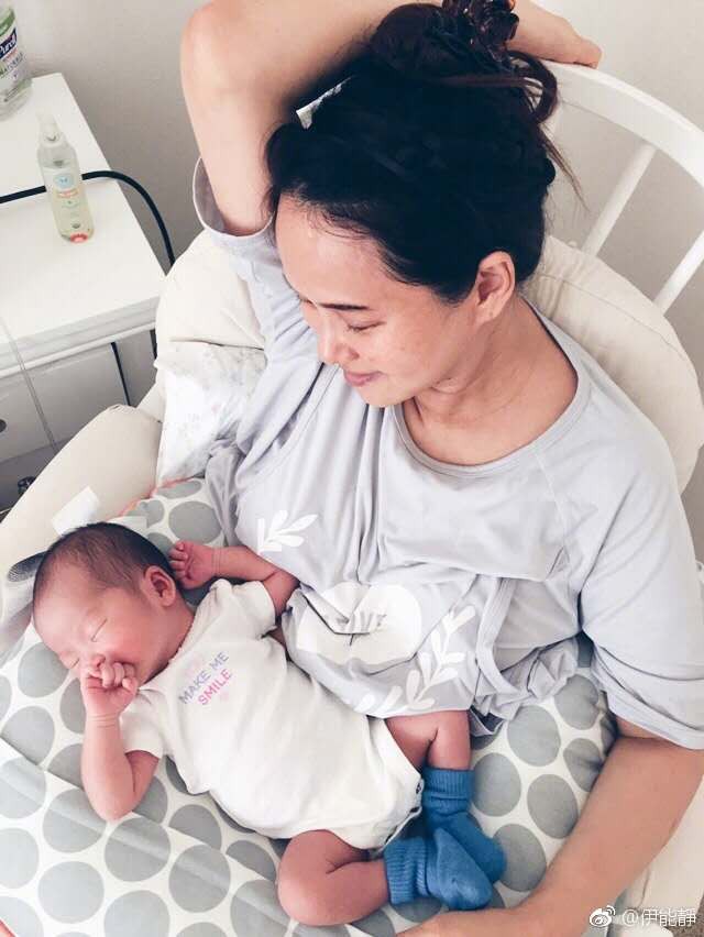 章子怡36岁生下女儿醒醒,贾静雯40岁产女,刘若英45岁生子,伊能静47岁