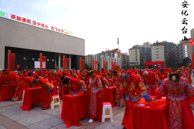 著名主持人彭鹰登上舞台,一番慷慨激昂的开场白,顿时令所有人憧憬在