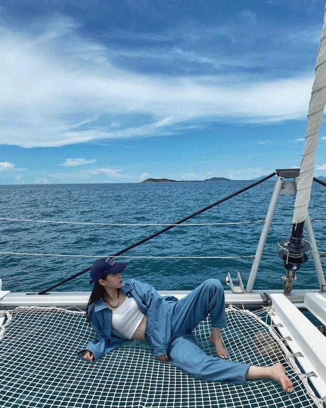 欧阳娜娜出海游玩躺甲板上显惬意 穿蓝色牛仔套装秀蛮腰