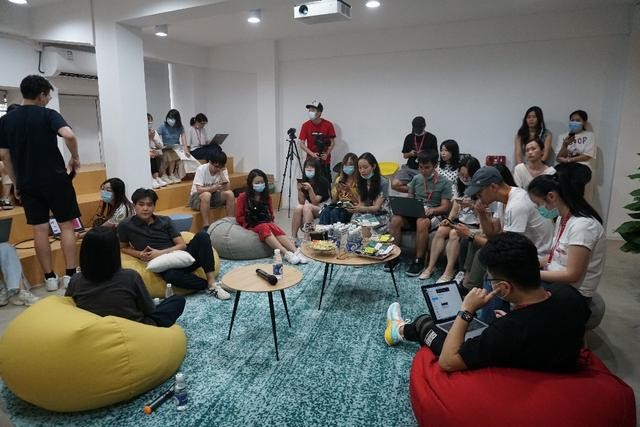 张志远回忆了一件事:由于工作原因,怡乐电台中间断了整整一年,之后在