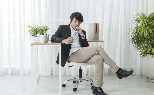 二郎腿跷的好可要当心你的下一代