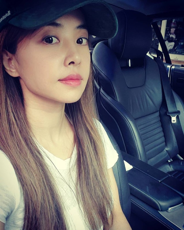 蔡依林晒自拍露光洁额头皮肤白嫩反戴鸭舌帽俏皮可爱