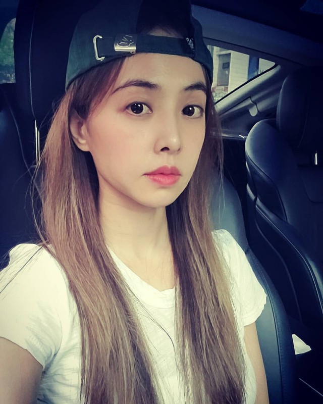 蔡依林晒自拍露光洁额头皮肤白嫩反戴鸭舌帽俏皮可爱