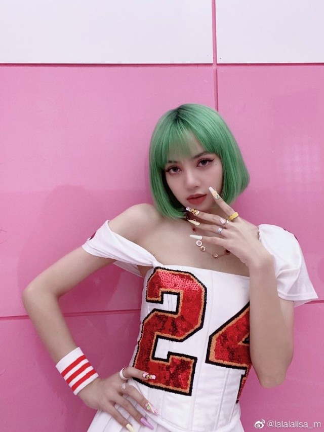 lisa穿运动小白裙秀性感直角肩美甲精致染绿发清新个性