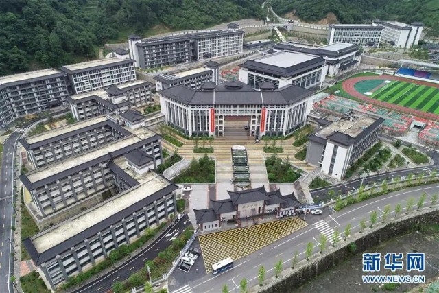 贫困县建豪华中学追踪整改完成今日开学