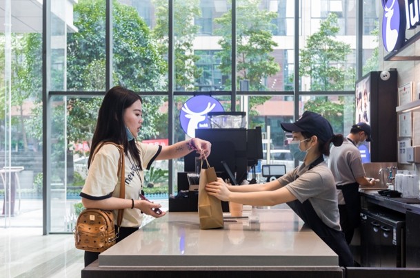 据了解,目前瑞幸咖啡3万多名员工依然坚守岗位,并且公司与大部分原有