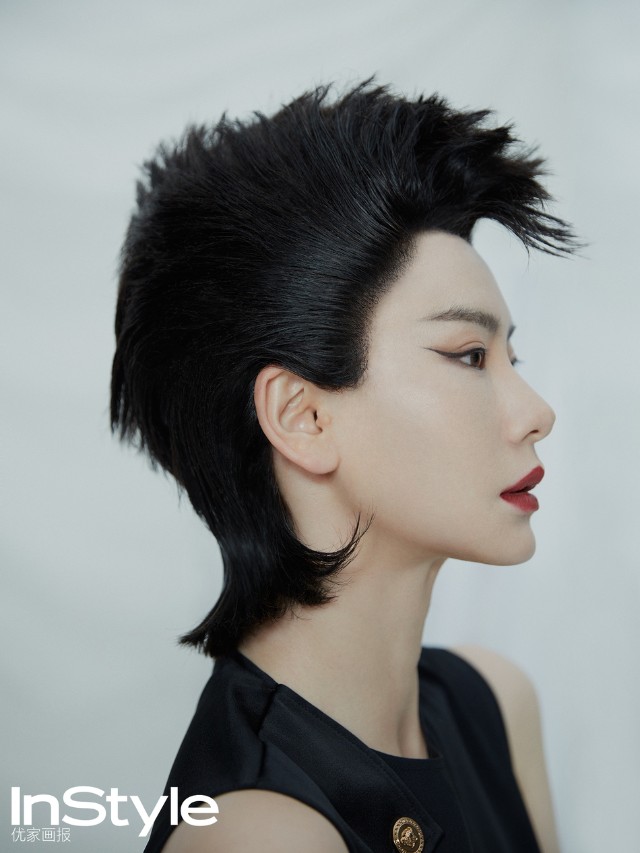 戚薇登封挑战红发爆炸头造型穿黑裙画超长眼线气场无敌