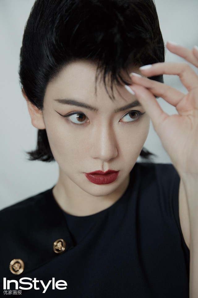 戚薇登封挑战红发爆炸头造型穿黑裙画超长眼线气场无敌