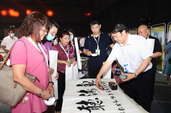 中国当代德艺双馨艺术家郑佩和应邀出席中国世纪大采风二十周年颁奖