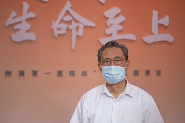 钟南山回忆自己35岁前在做锅炉工鼓励年轻获奖医生把握机会