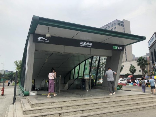 大学城区域内有地铁4号线的两个站点,万盛站和杨柳河站.