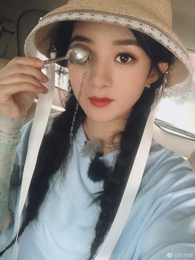 赵丽颖晒自拍扎双麻花辫俏皮减龄造型休闲清新秀美腿