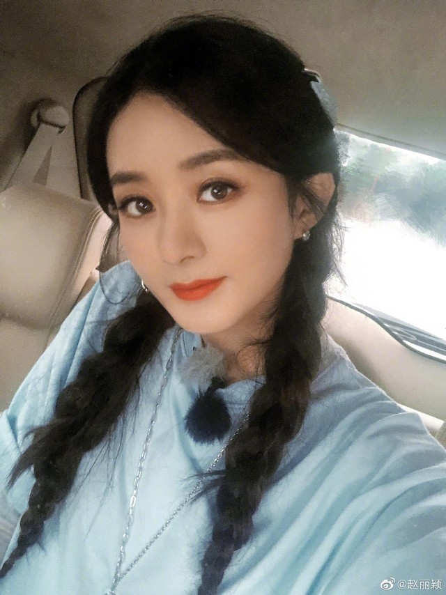 赵丽颖晒自拍扎双麻花辫俏皮减龄造型休闲清新秀美腿