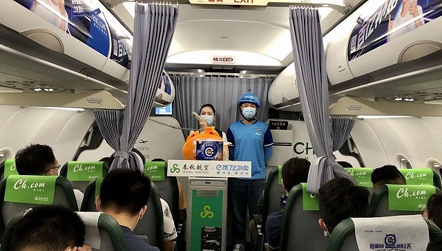 万米高空惊现外卖小哥 系航空公司跨界活动非餐食配送 财富号 东方财富网