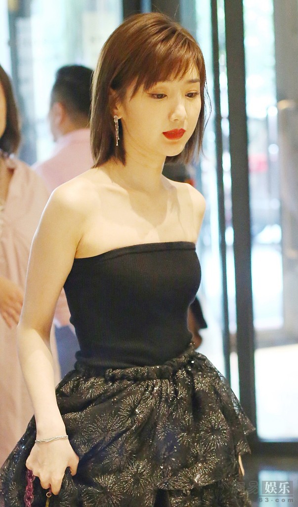毛晓彤穿抹胸裙露甜笑提裙摆走姿优雅