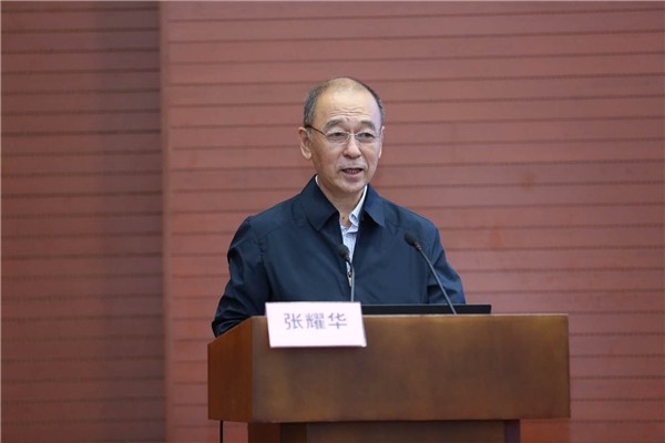 中国药师协会会长张耀华在庆祝活动上致辞,代表中国药师协会感谢全国