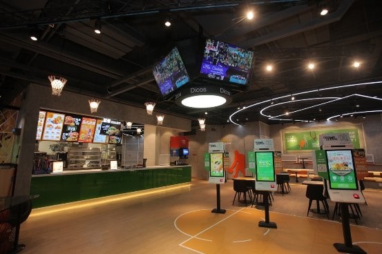 这是德克士在山东首家以篮球为主题特色的餐厅,店内随处可见动感的