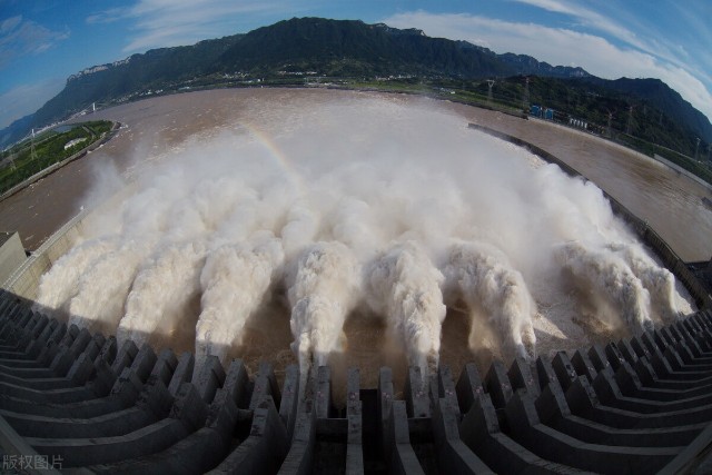 三峽大壩水量增50擁有8臺發電組的長江電力業績能炸裂嗎