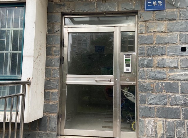 1,小区单元门门禁管理严格,全部使用密码,外人很难进出除了绿化率较高