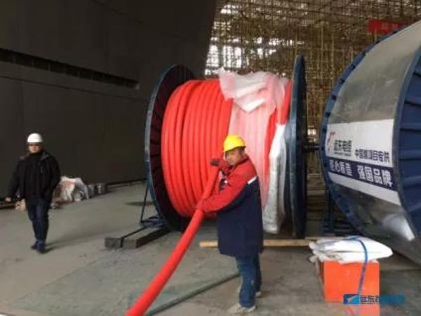 世界最長特殊10kV高壓懸垂電在中國尊成功吊裝