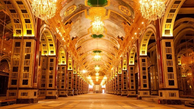 的库里南,一时间不知道是心疼老妈还是心疼劳斯莱斯……"高级凡尔赛:"