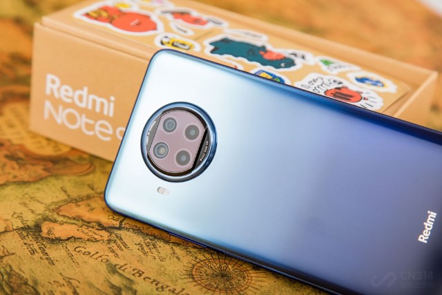 redmi)的外观,拼凑非常明显,那句"没有设计就是最好的设计"让小米失去