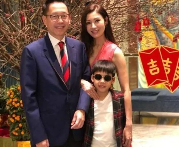 李嘉欣晒新年全家福与老公怀抱儿子出镜超温馨