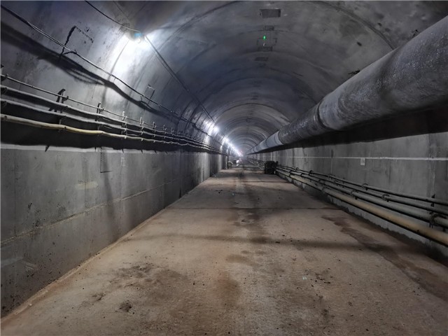 施工坡度-6,断面约44平方米,是亚洲冻结长度最长的煤矿斜井施工工程