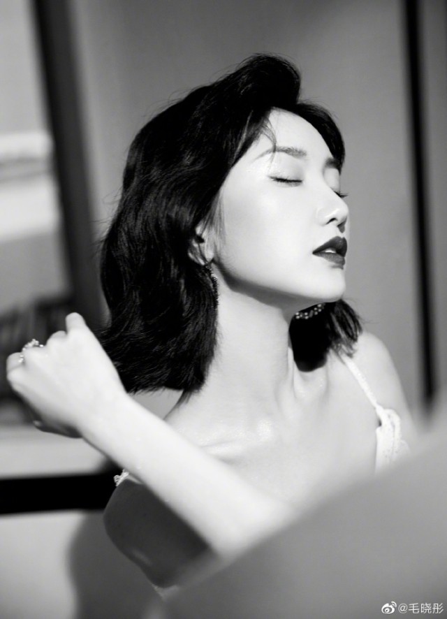 港风美女毛晓彤晒九宫格写真红唇微卷发别具风格