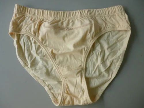 内裤,里面装着亲戚们凑的零钱,然后告别辍学的弟弟或妹妹,就提着尿素