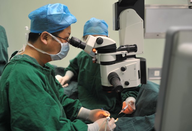 爱尔眼科陷医疗纠纷市值缩水275亿投资人抛售股票等待回调