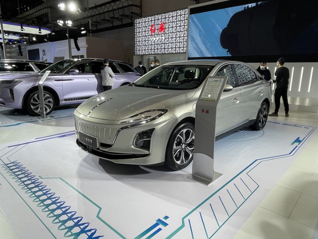 一汽红旗e111实车亮相中型纯电轿车续航预计达450km