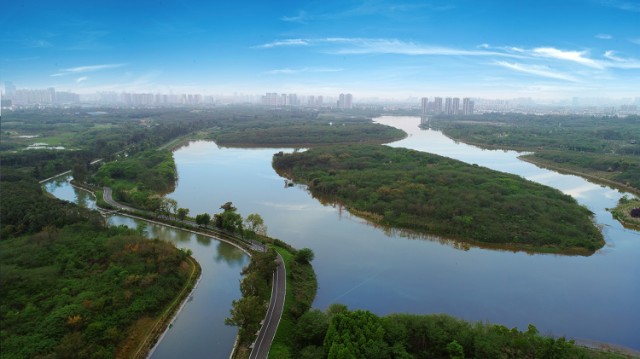 青龙湖湿地公园实景图在教育资源方面,项目将配套代建一所幼儿园,周边