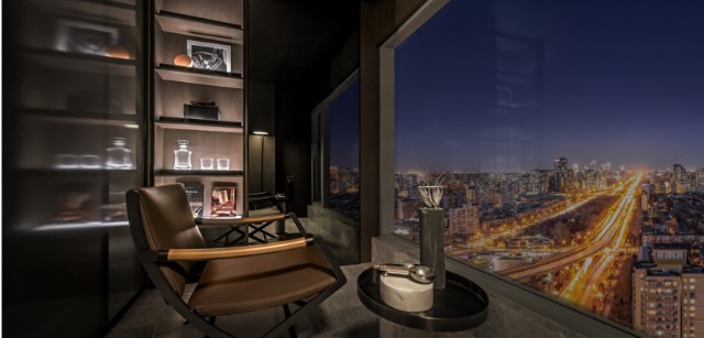 东直门8号打造123-288的二到四居.在样板间,几位体验官驻足在8.