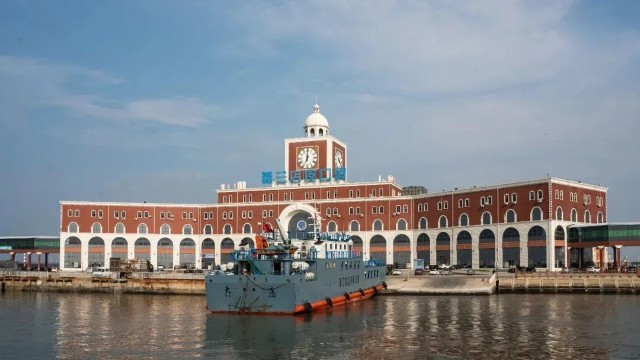长海县大陆有两个港口可以出发前往各岛屿:皮口港和杏树屯港.