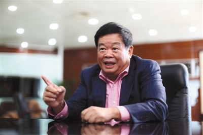 福耀斥资30亿加码光伏玻璃，75岁的曹德旺为何不保守了？