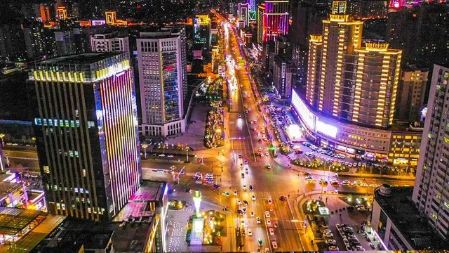 中大街 灯火是人间的星,温柔坚定,唤醒城市繁华.