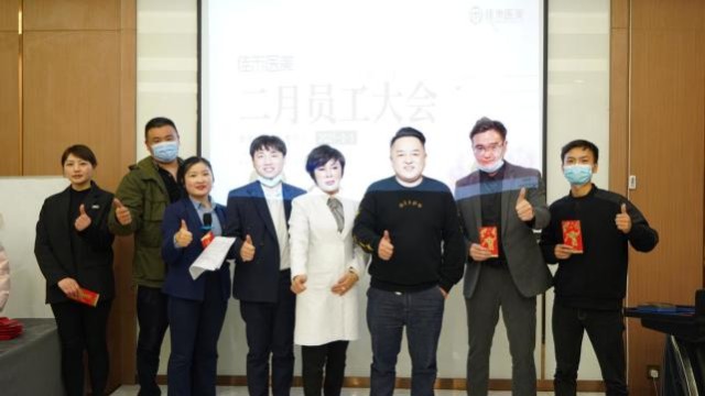 (大家按部门领取年终奖金)奖金发放完毕后,佳禾集团董事长丁奕轩发表