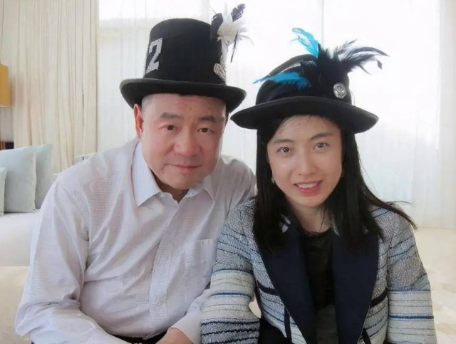 从小记者到百亿富太太留给甘比的是一个被掏空的华人置业