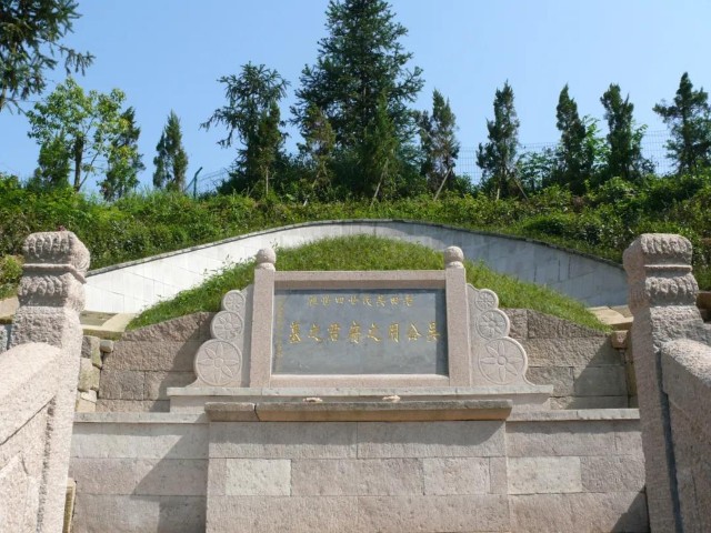 " —禅林东园有一座古墓吴用之墓,始建于唐代,九九81级石阶与月身宝殿