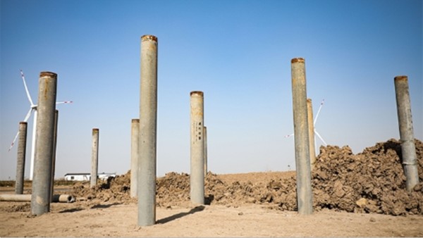 国内第一批渔光一体光伏平价上网示范项目试桩完成