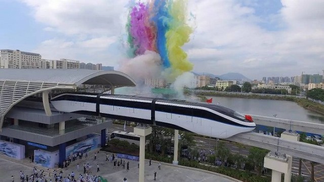 云轨是一种外观类似轻轨的跨坐式单轨列车,只有一根轨道梁,靠轨道供电