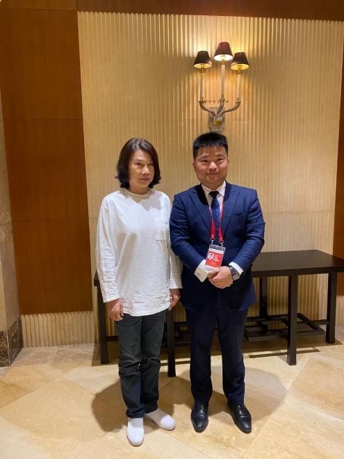 (曲中周与珠海格力电器股份有限公司董事长董明珠合影)(曲中周与谦寻