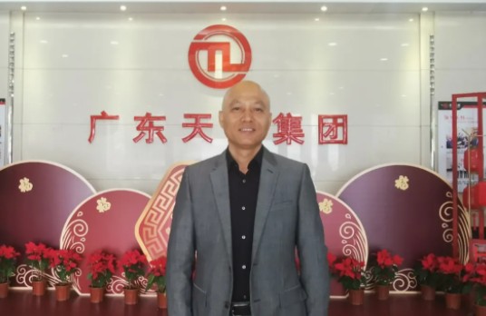 天龙集团的今天与其创始人,董事长冯毅密切相关,不得不说,冯毅也是个