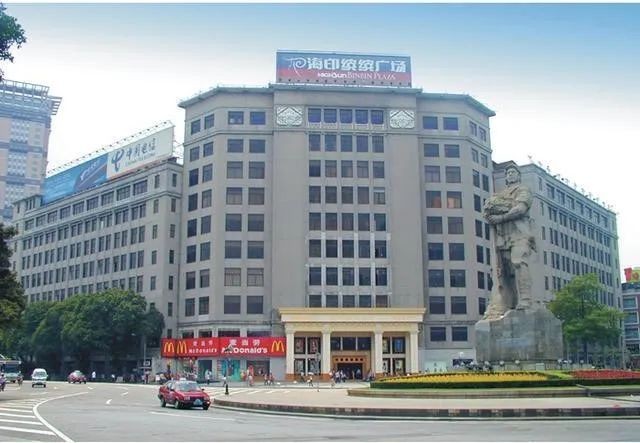 海印缤缤广场原是广东贸易中心,曾经是华南最大的皮裘市场,日流量高达