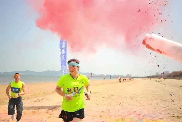 千人打卡燃爆港城三盛魯東彩虹熒光跑精彩盛fun