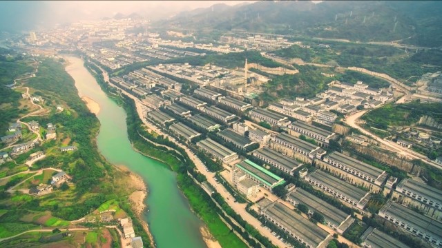 茅台酒厂厂区70年多前,这里可能人烟稀少,赤水河流过的两岸,只有大山
