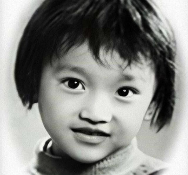 周迅童年照曝光一张图诠释美人坯子