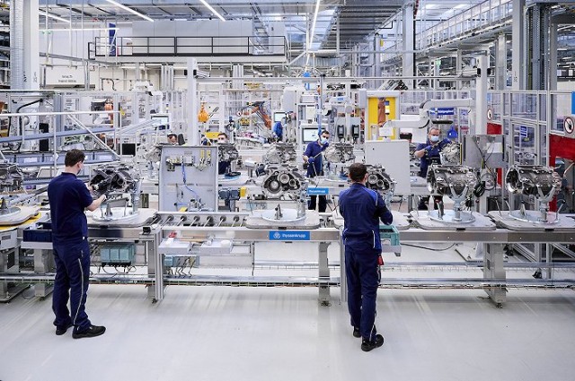 2021年4月和5月,宝马集团已经开始在雷根斯堡和莱比锡工厂生产电池