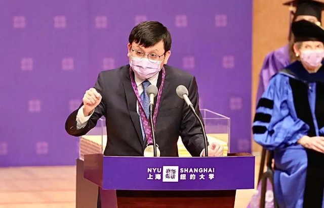 张文宏上纽大毕业典礼致辞全程英语：世界仅有科学是不够的_财富号_东方财富网